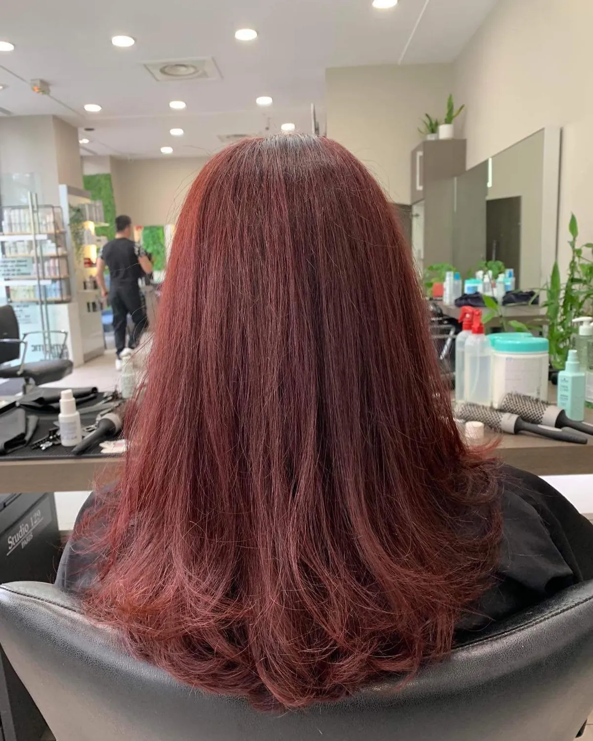 Carré court rouge audacieux