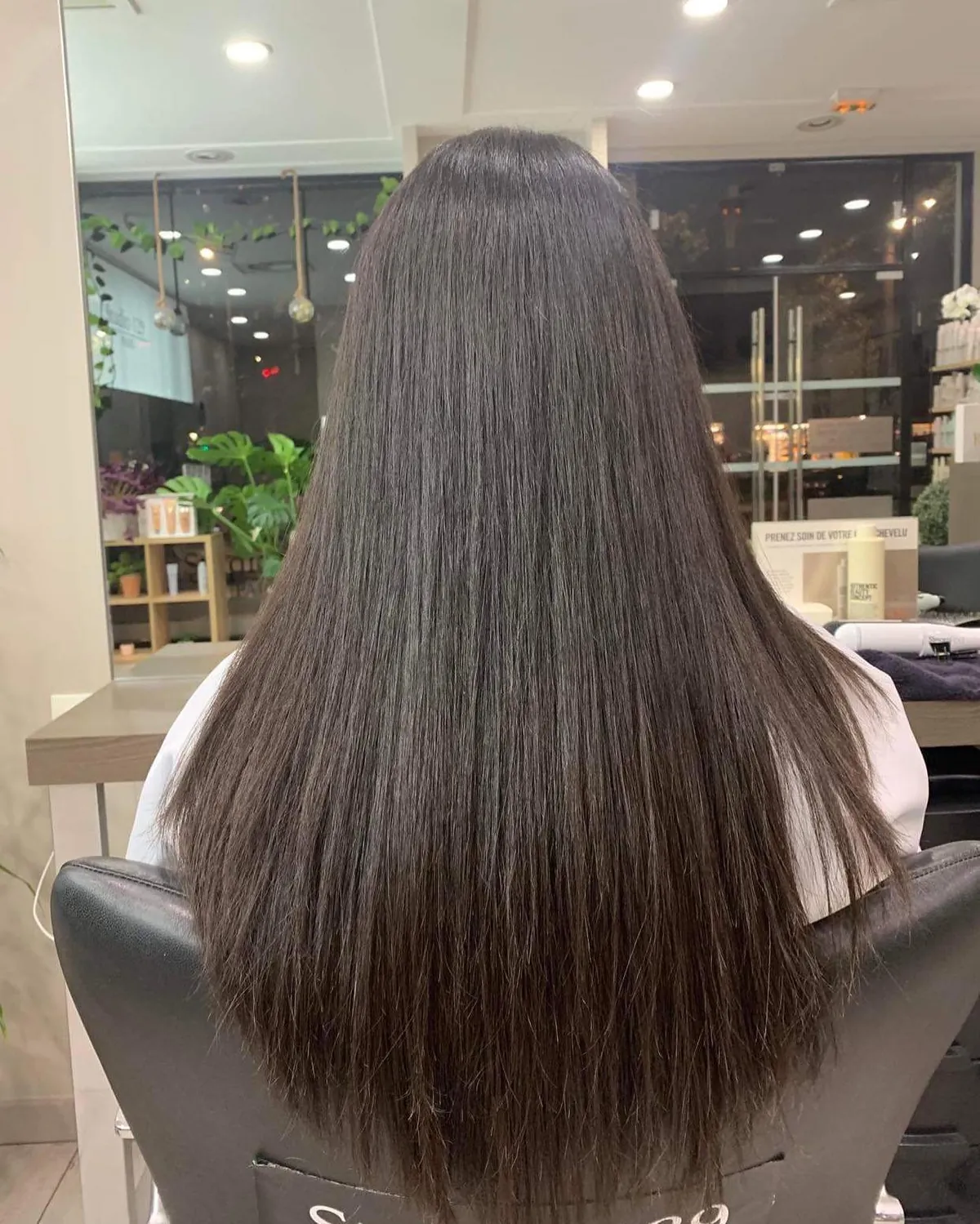 Cheveux longs brillants après lissage