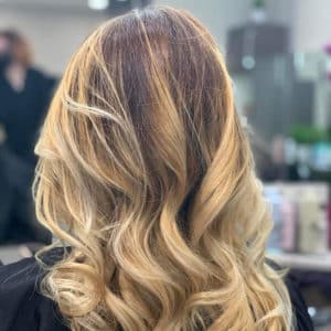 http://Coiffure%20bouclée%20sur%20cheveux%20blonds